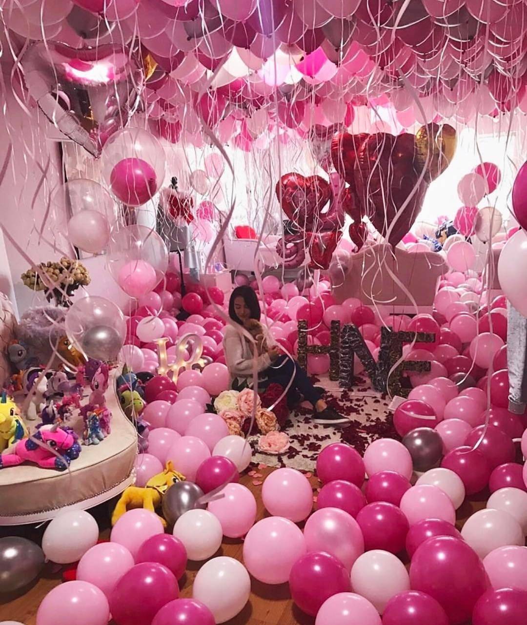 13 идей, как профессионально украсить комнату гелиевыми шарами к празднику