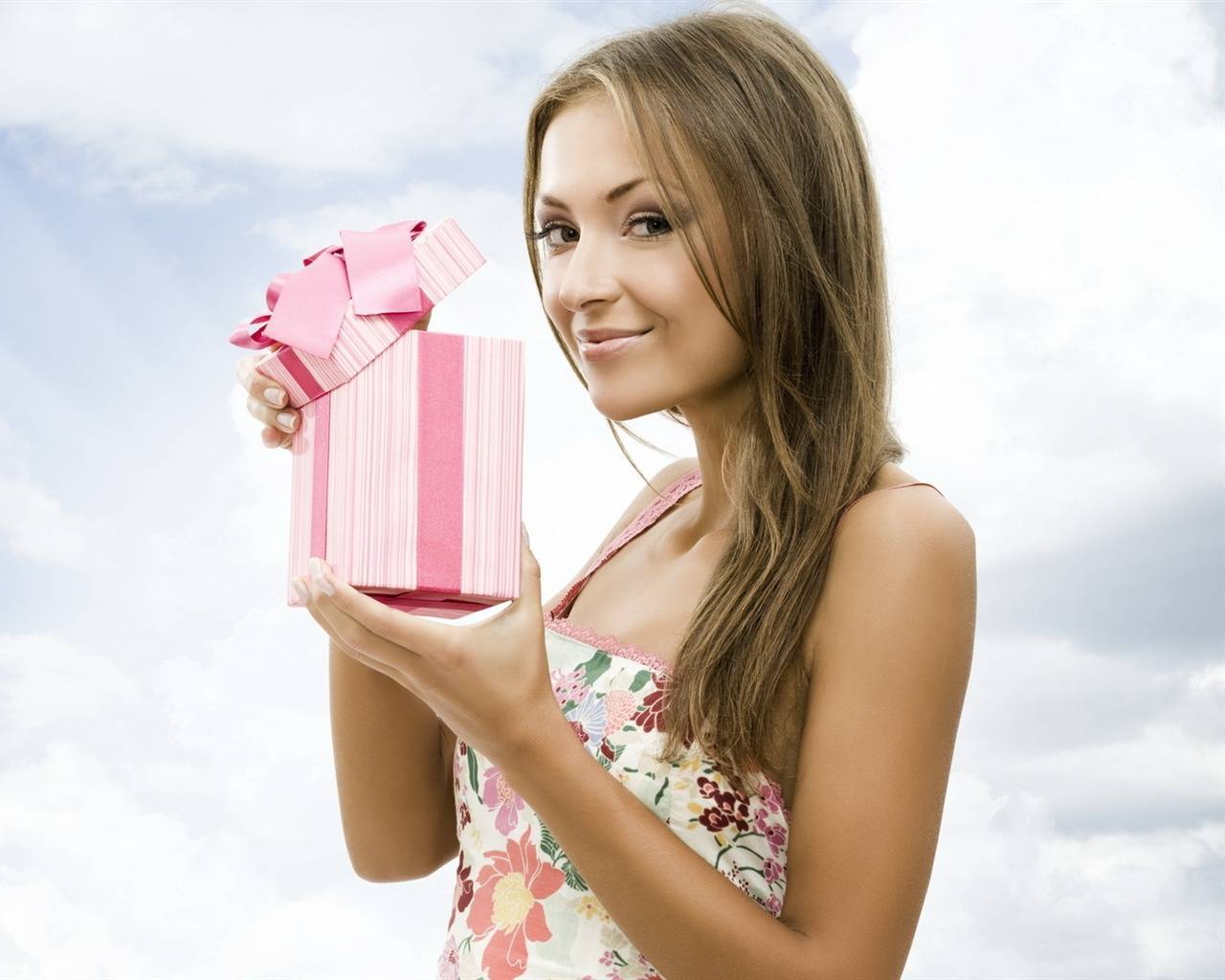 Поздравляем юную даму с первым «взрослым» юбилеем, или Что подарить на 25 лет девушке?