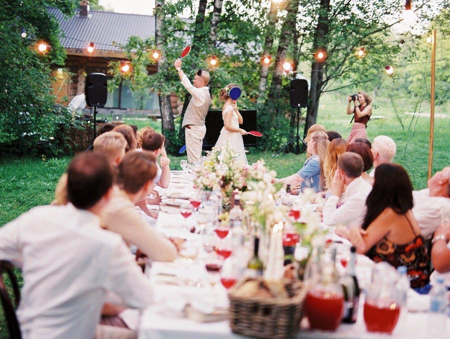 Свадьба в кругу семьи. Празднование свадьбы. Свадебный банкет на природе. Свадьба в загородном доме. Свадьба на природе в загородном доме.