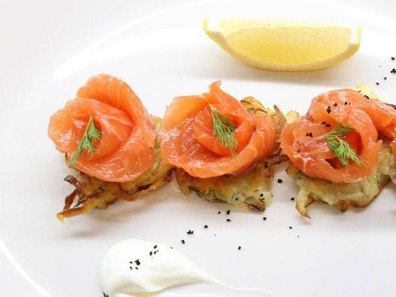 Праздничные бутерброды с ломтиками красной рыбы — украсьте стол просто, быстро и вкусно!