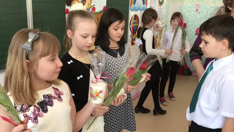 Поздравление девочек с 8 марта ― сюрпризы одноклассницам от мальчиков 1 и 5 классов по именам, презентация с музыкой
