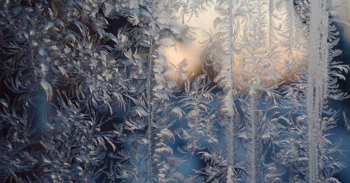 Сказочное настроение зимних праздников: нестандартно и креативно украшаем окна к Новому году