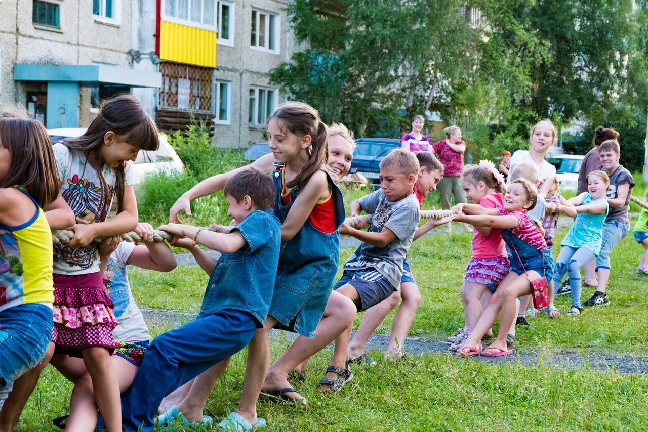 Игры и конкурсы для детей на улице для лета и весны, игровая программа
