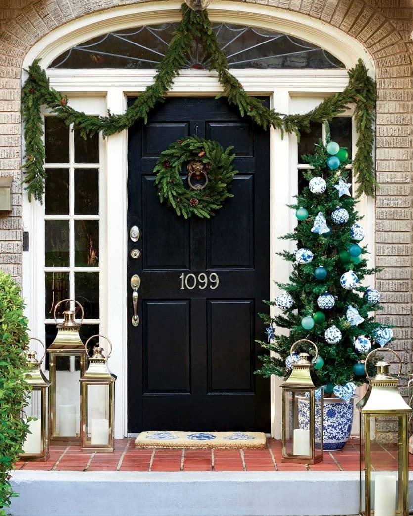 Украшение двери к новому году: как украсить входную дверь?