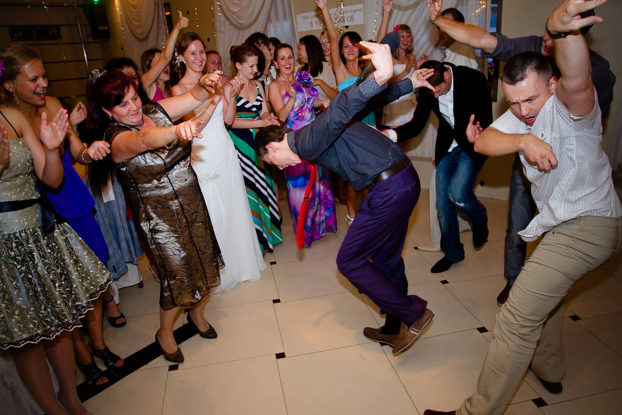 Танцевальные конкурсы на свадьбу: прикольный батл и другие забавы для гостей и всех остальных
