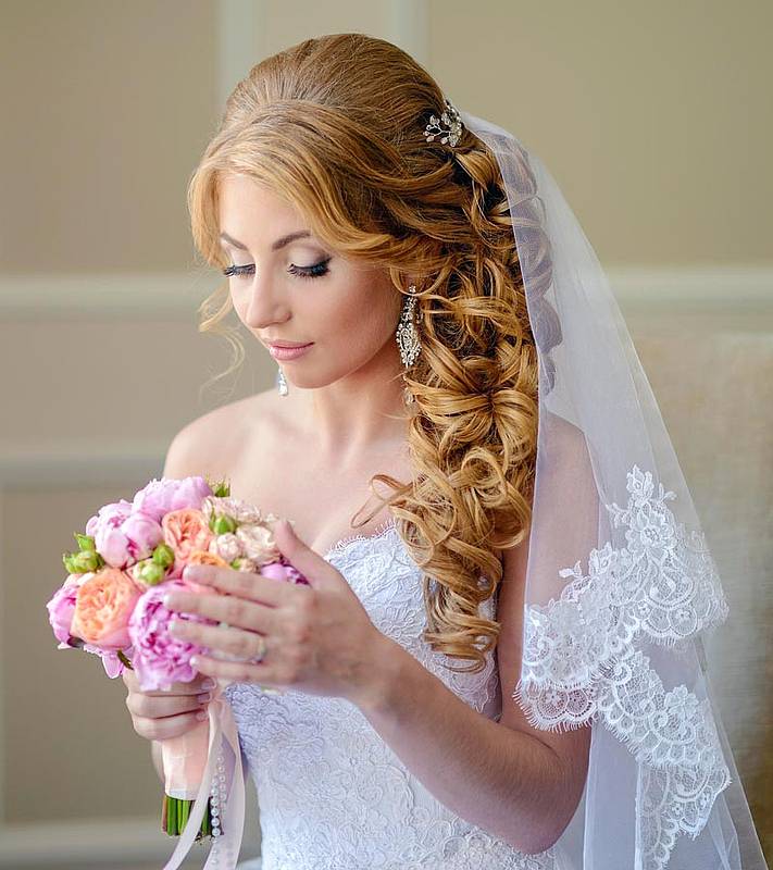 Красивые свадебные причёски с диадемой и фатой: варианты на короткие, средние и длинные волосы