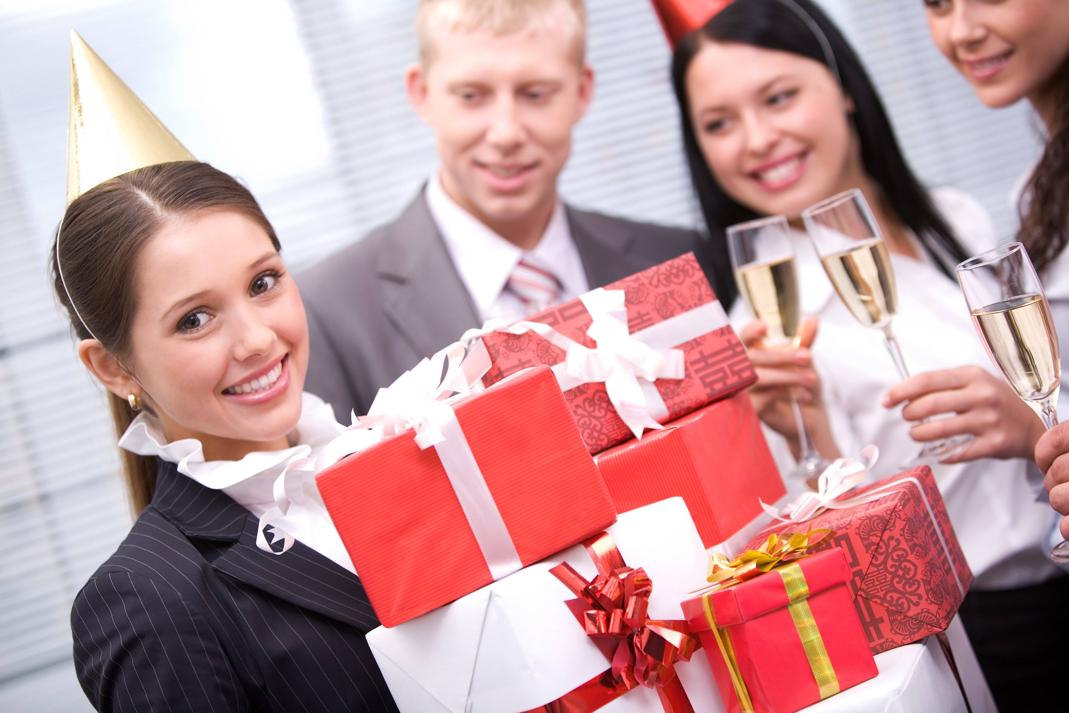 Корпоративные подарки сотрудникам и клиентам на новый год (в примерах)