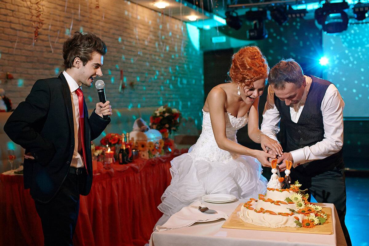 Стиль ведущего на свадьбу: как выбрать своего, разнообразие стилей, ведущий в стиле стенд ап