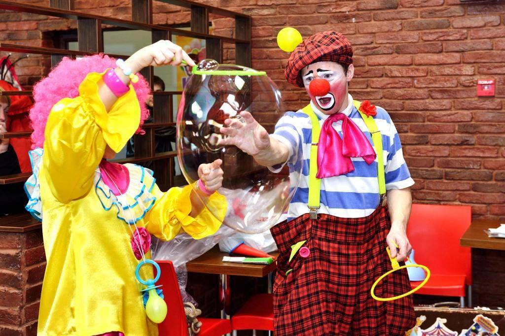 Клоун развлекающий в паузах между номерами цирка. Аниматор клоун. Клоун на детском празднике. Праздник клоунов. Клоуны для детей.