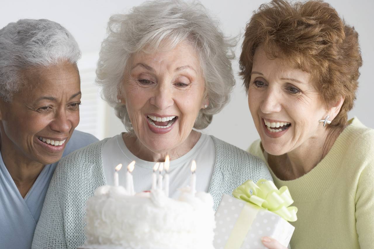 Роскошный возраст: что подарить женщине на 50 лет