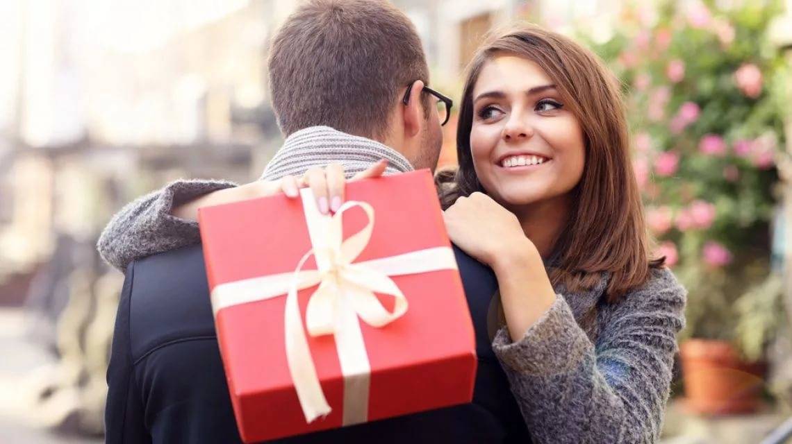 Что подарить девушке на 14 февраля? Как правильно выбрать подарок