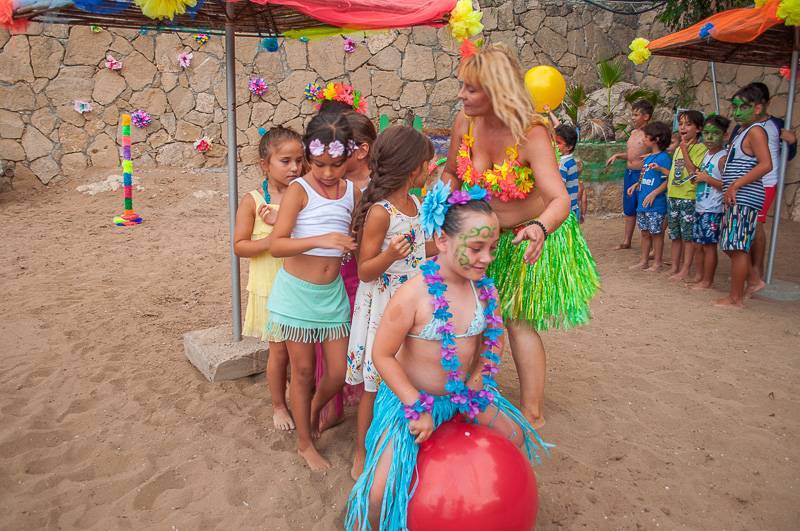Гавайская вечеринка: зажигательный сценарий для детей и взрослых