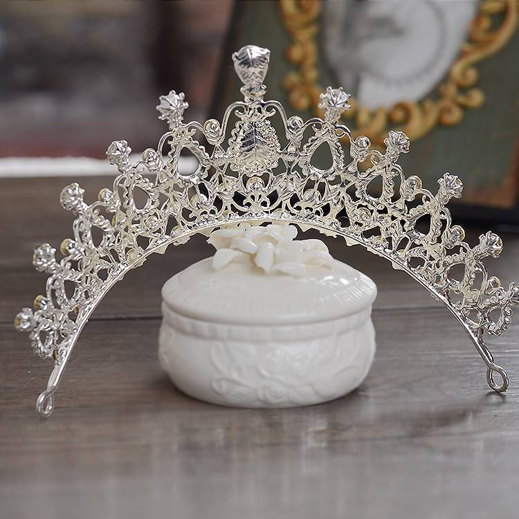 Диадема для невесты — благородство и красота