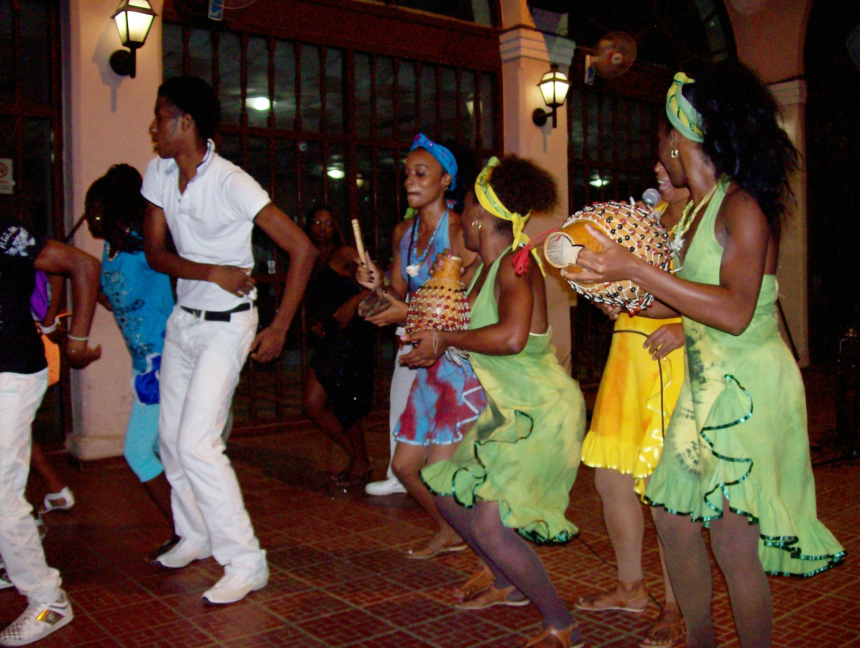 Национальный наряд жителей кубы. кубинская вечеринка — веселье в стиле румбы