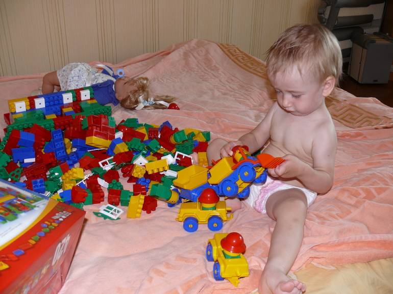 Что подарить ребенку на 2 года — полезные и безопасные игрушки