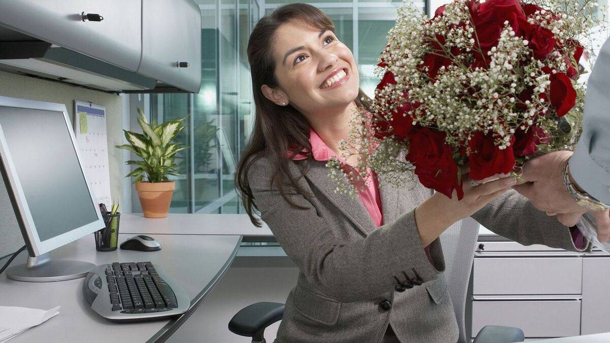 Как поздравить женщин 8 марта в офисе, чтоб запомнилось надолго и что подарить