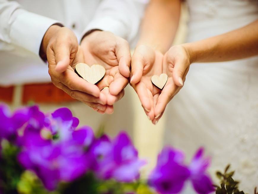 Празднование четвертой годовщины свадьбы: что подарить супругам?