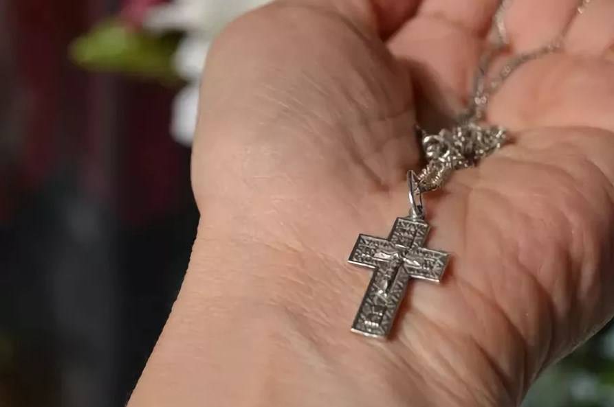 Можно ли дарить крестик — не просто украшение