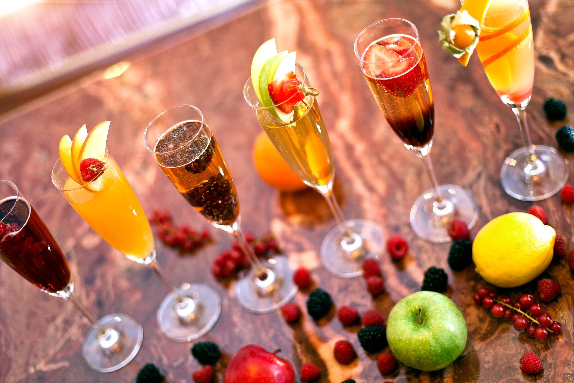 Какой алкоголь пить на новый год: крепкие, средне- и слабоалкогольные напитки, согревающие коктейли