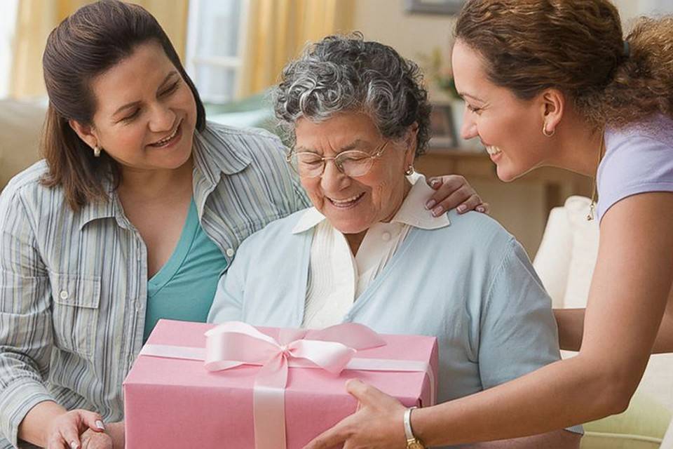 Душевные и практичные подарки ко дню рождения любимой бабушки