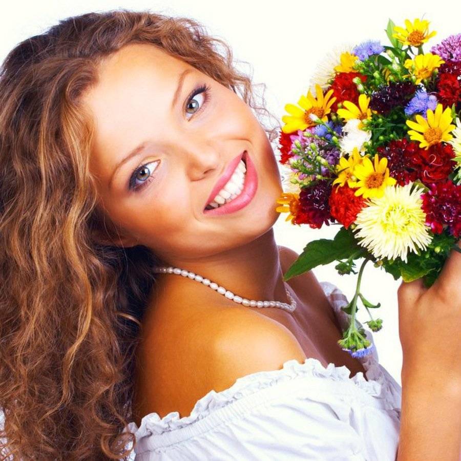 Почему мужчины дарят женщинам цветы. что означает, когда мужчина дарит цветы