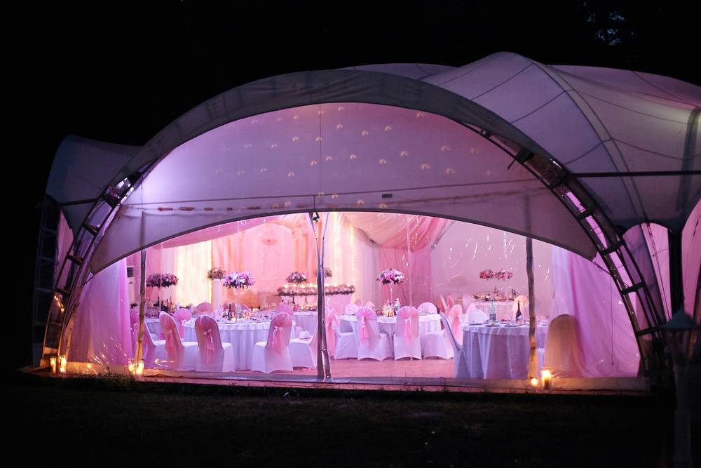 Универсальное оформление свадебного торжества с помощью шатра
