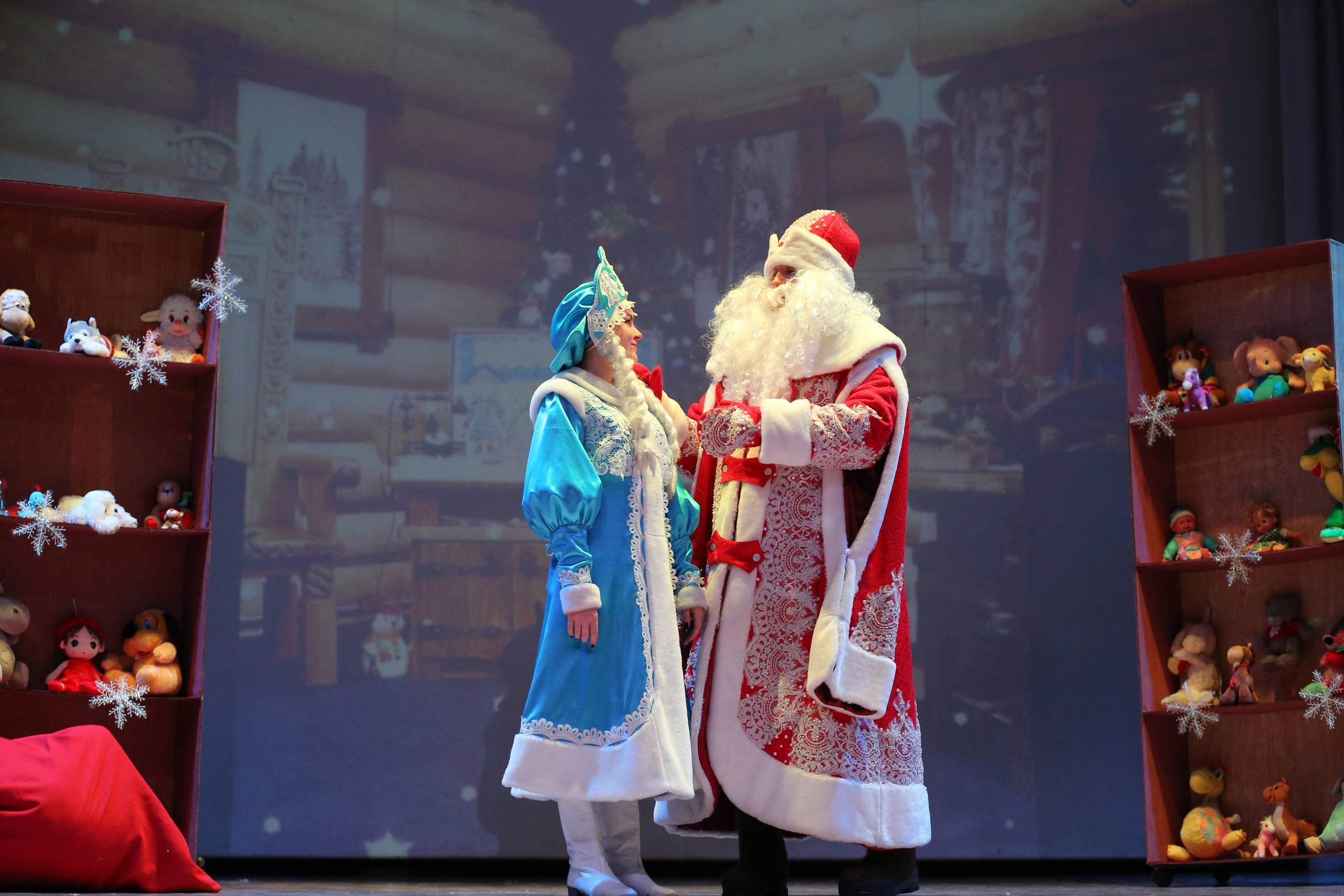 Школьный спектакль "Новогоднее приключение Деда Мороза или история с телепортацией"