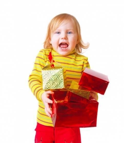 Что подарить девочке на два года: сюрприз для маленькой леди