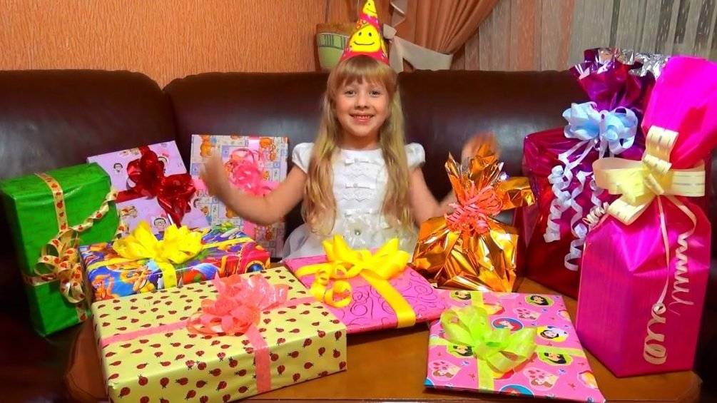 Что можно подарить девочке на день рождения в 4 года: варианты стандартных и необычных подарков, советы