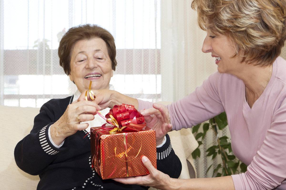 Новогодние подарки для любимой бабушки — список идей