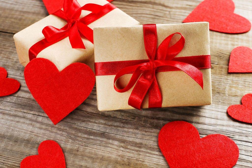 Что подарить девушке на 14 февраля: список оригинальных подарков