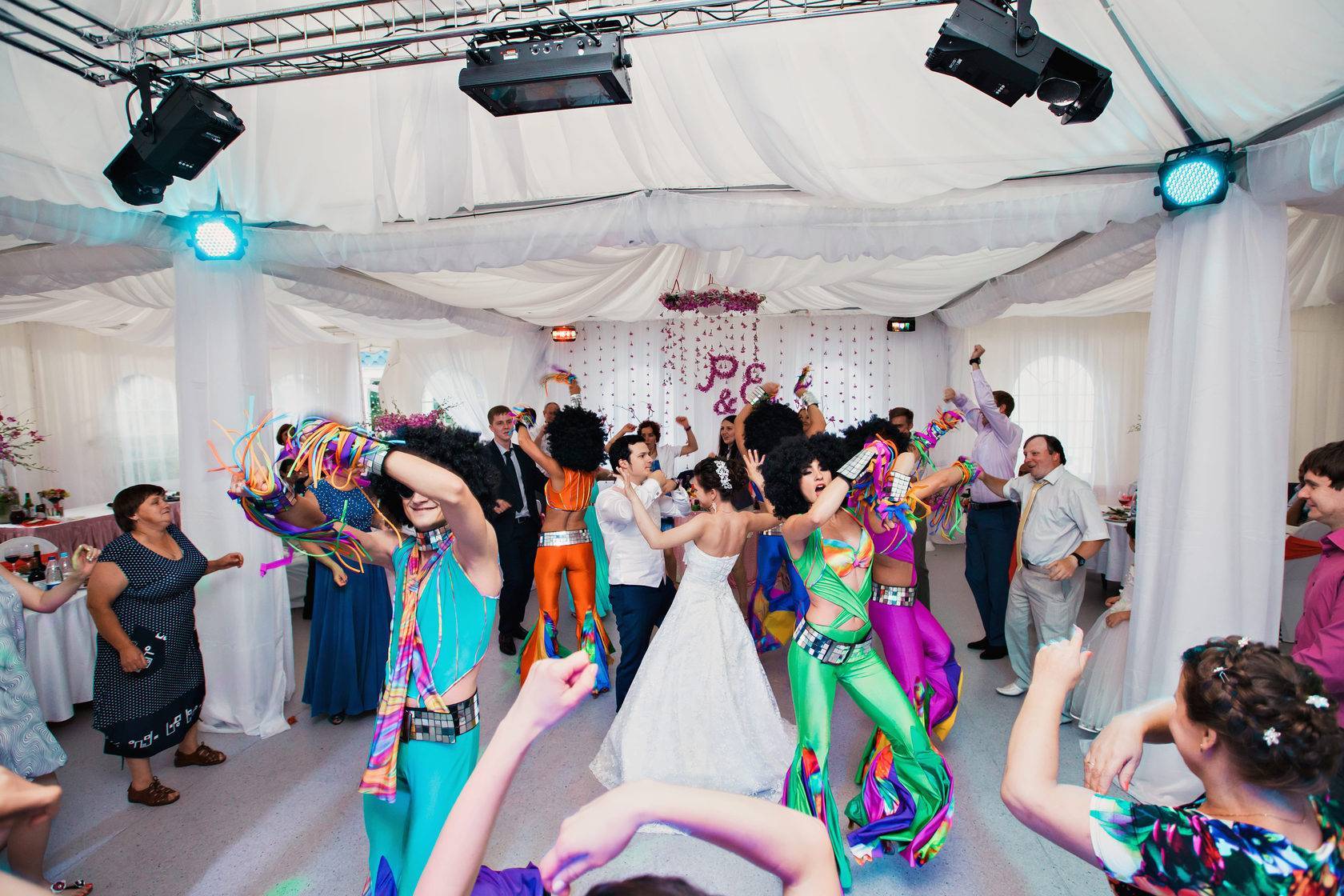 Коллекция танцевальных конкурсов и игр для свадеб (и не только) "Праздничная дискотека"
