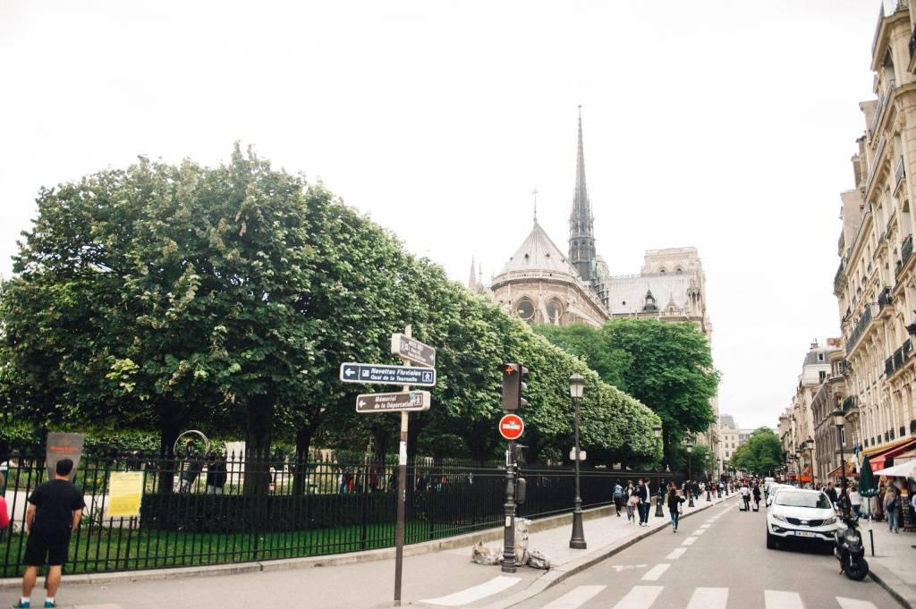Ошибки туристов в париже: чего не стоит делать в столице франции | gq россия