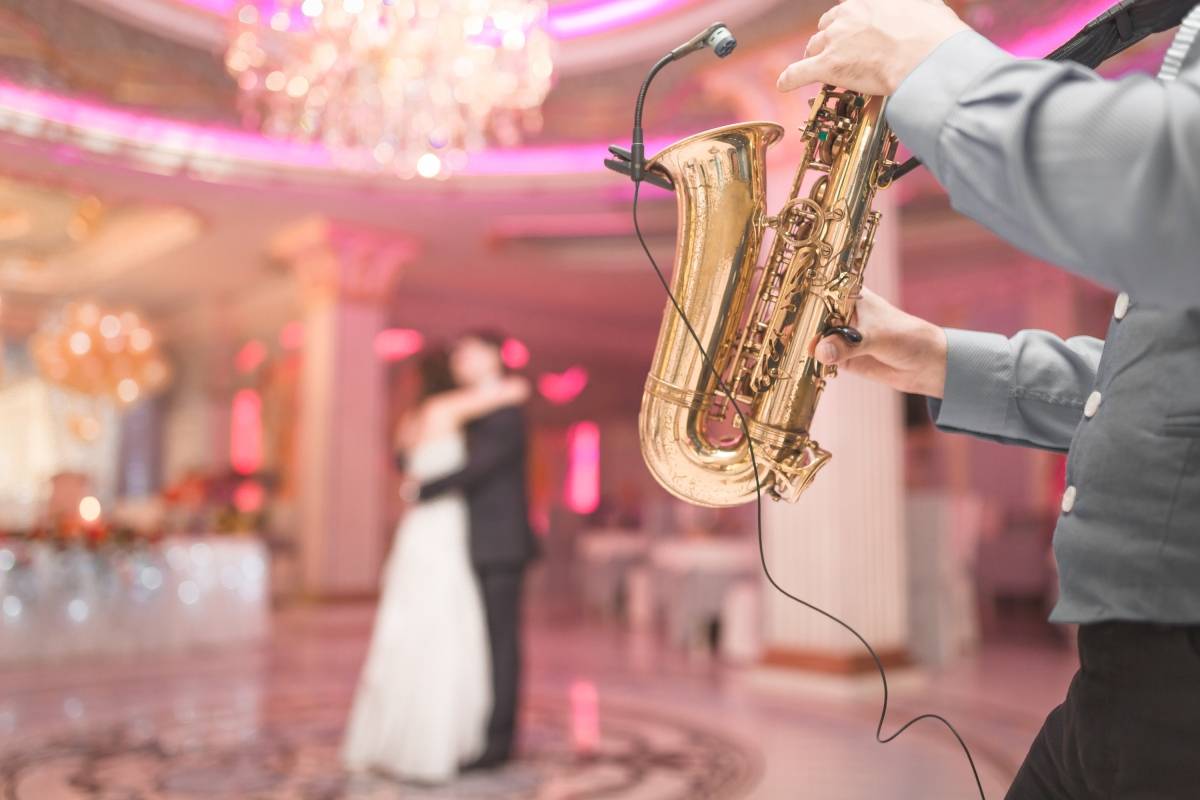 Музыкальные конкурсы на свадьбу: топ-10 прикольных развлечений для гостей и молодых, песенные состязания, свадебный конкурс «музыкальные инструменты»