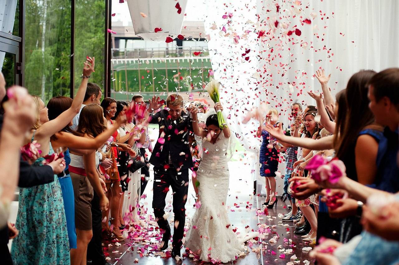 Флешмоб на свадьбах — самая яркая идея сюрприза от друзей