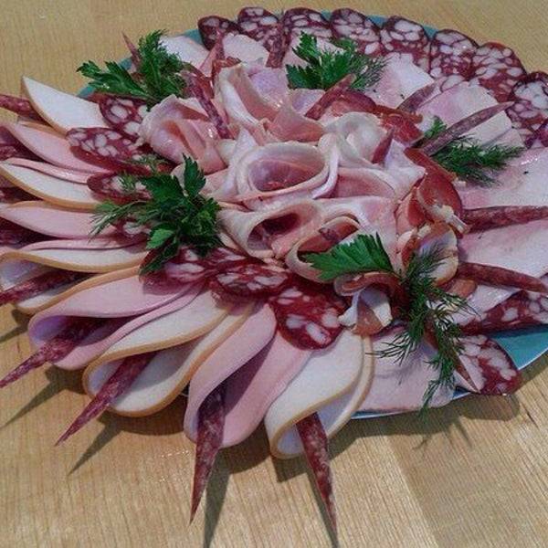 Красивая мясная нарезка — ассорти для гостей