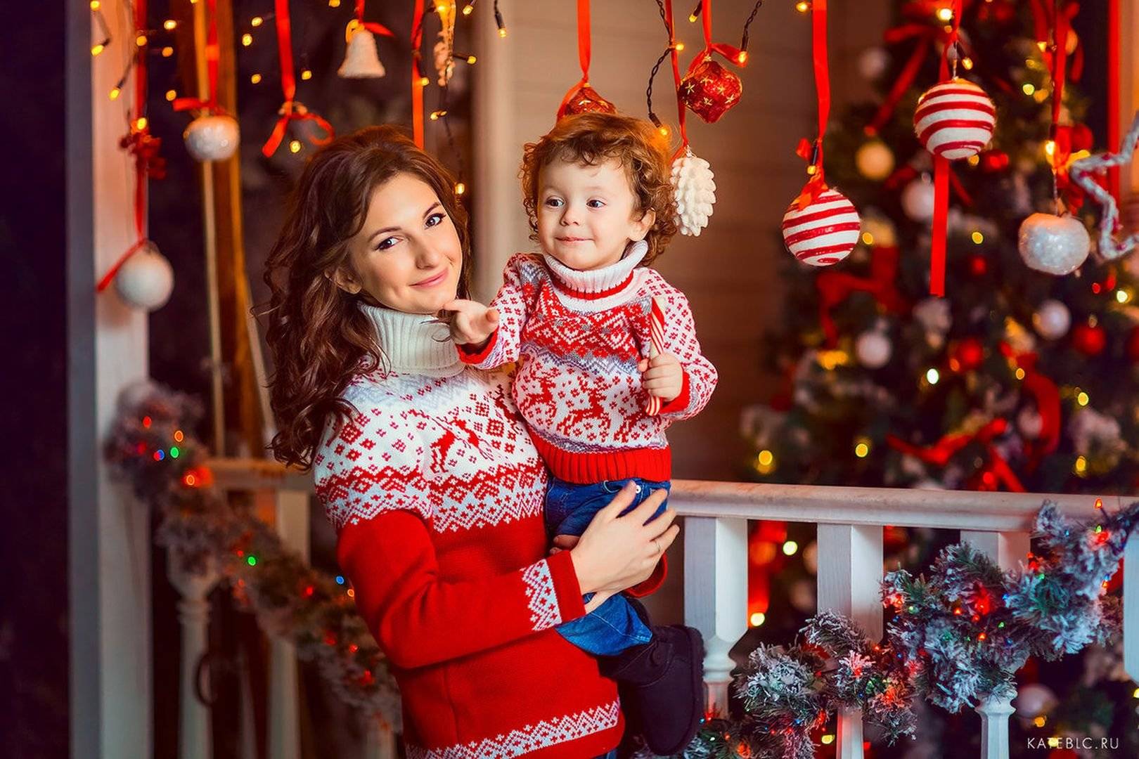 Зимняя семейная фотосессия – новогодняя, темы, в парке, family look, на снегу, в свитерах, пижамах, ночью, с ребенком
