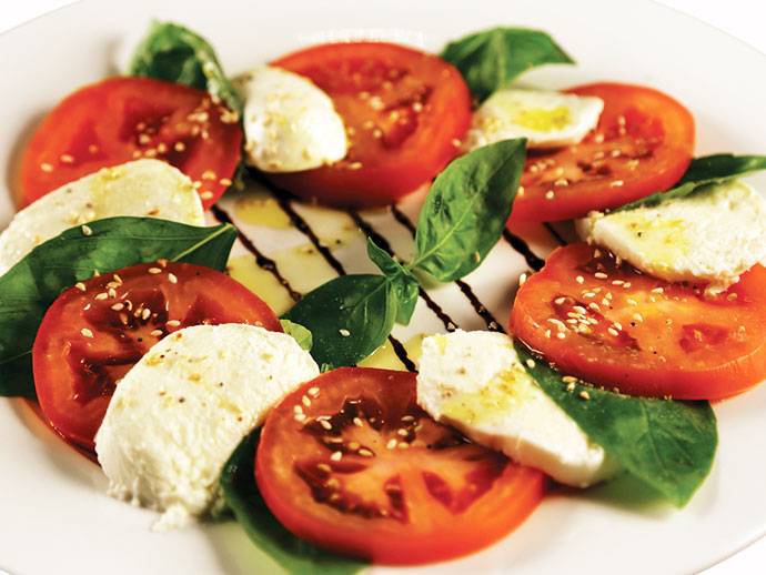 Салат капрезе: моцарелла с помидорами | рецепт с фото