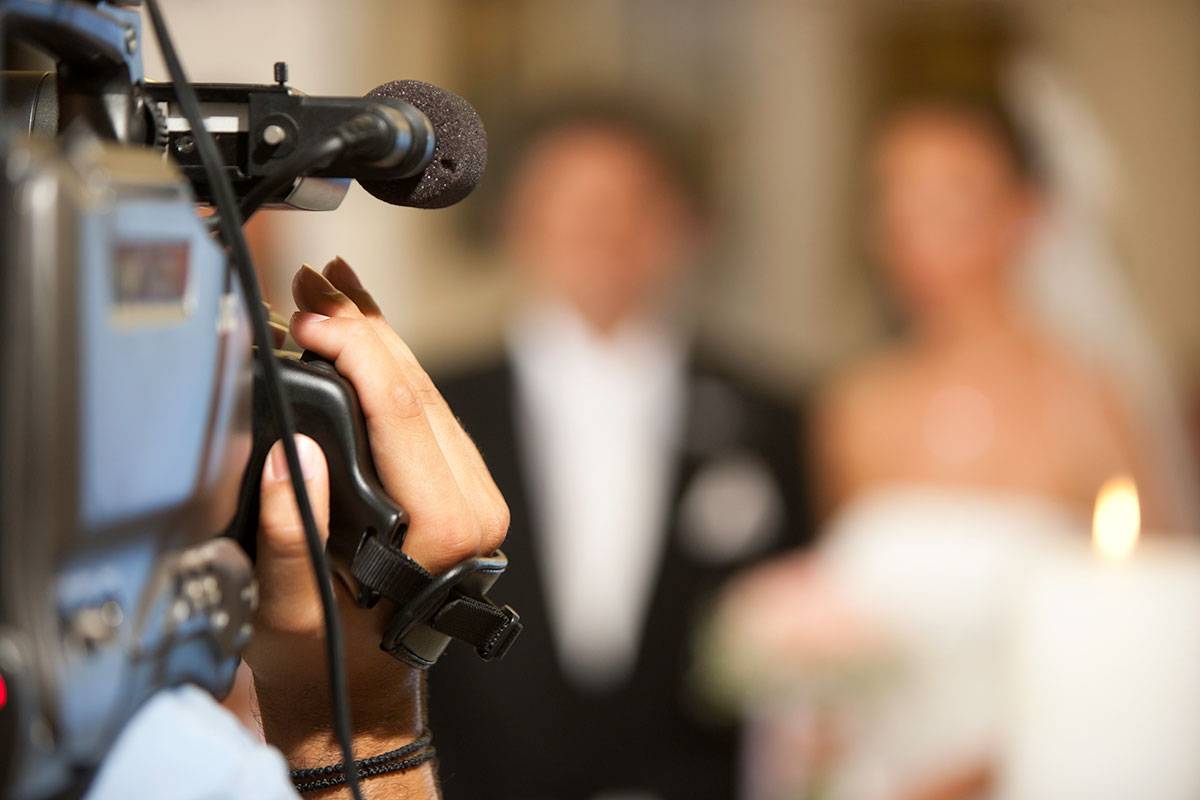 Особенности и нюансы видеосъемки на свадьбе — как правильно выбрать свадебного видеооператора?