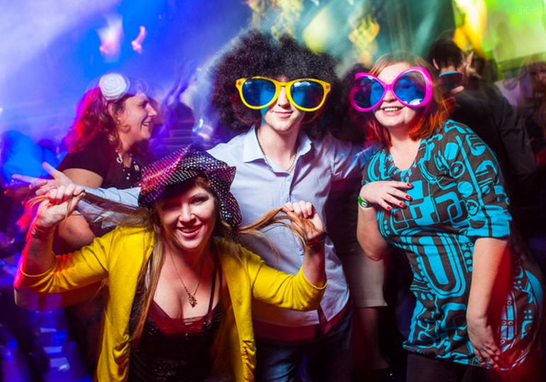 Ретро-вечеринки в стиле 80-ых: неповторимые особенности, наряды, ностальгия 