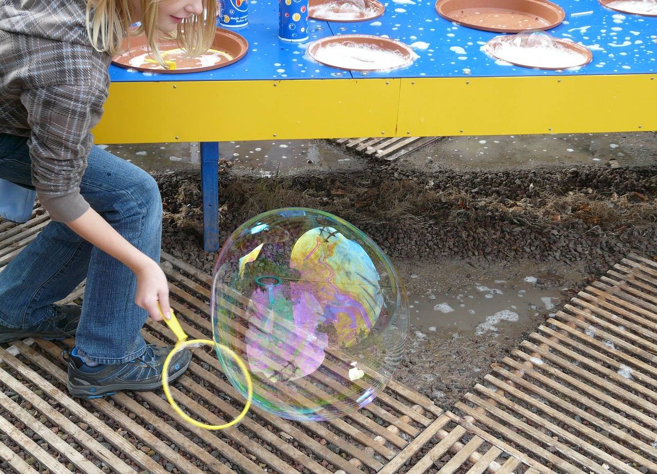 Опыты для детей: как сделать мыльные пузыри и ими рисовать.