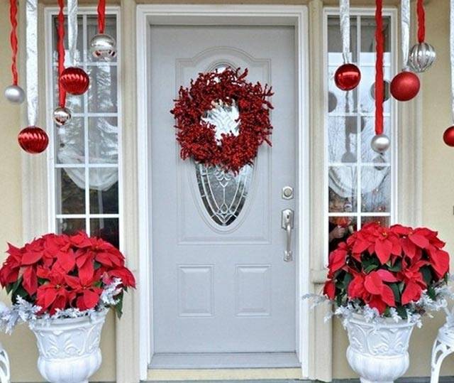 Как украсить дверь на новый год и рождество 2022: идеи декора с фото