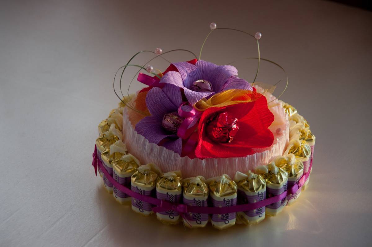 Как сделать торт из конфет своими руками — оригинальный подарок для любого праздника