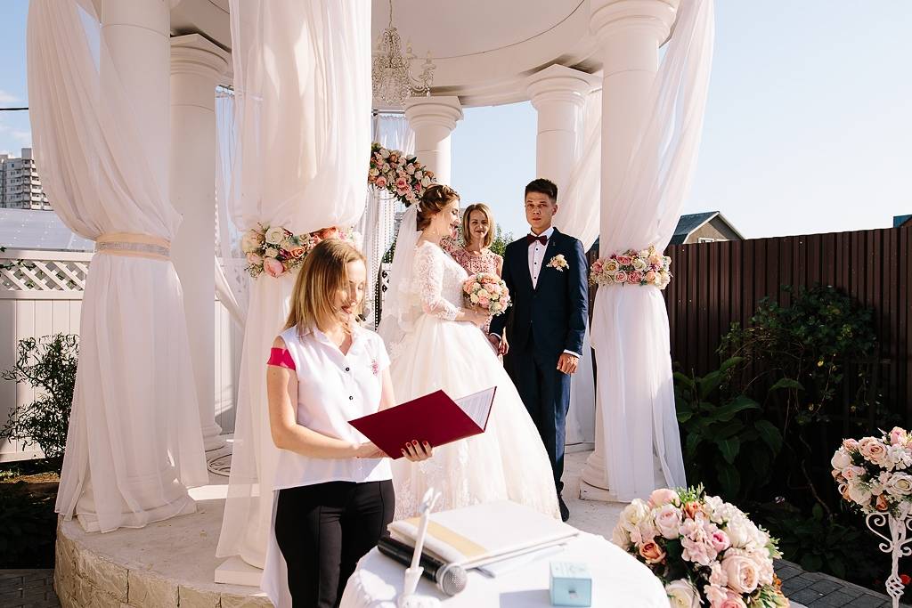 Выездная регистрация брака: возможно ли и сколько стоит церемония?