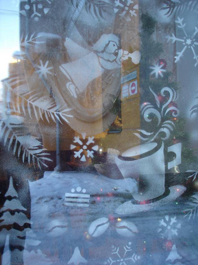 Сказочное настроение зимних праздников: нестандартно и креативно украшаем окна к Новому году