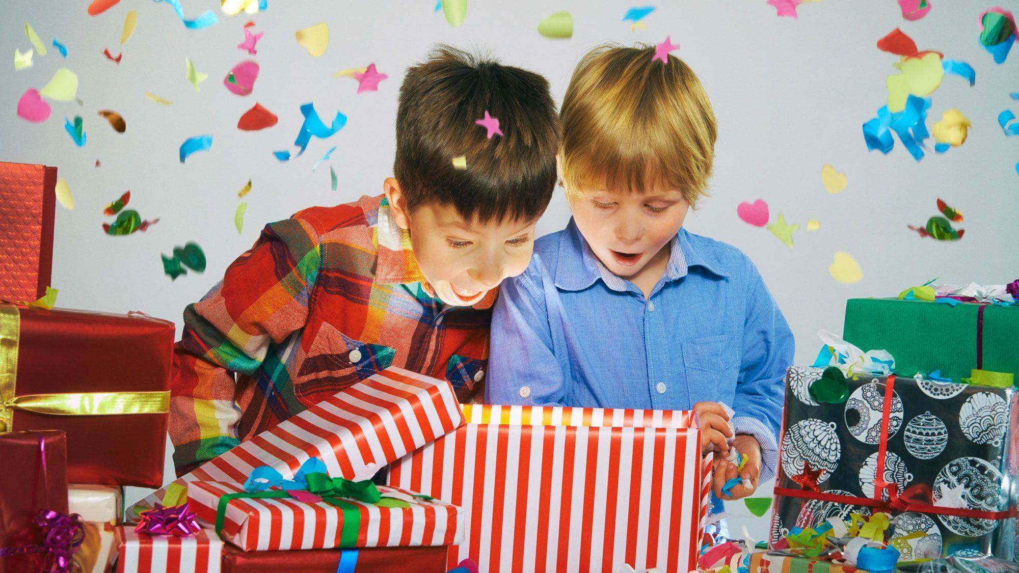 Что подарить мальчику на 10-летие: список подарков с фото