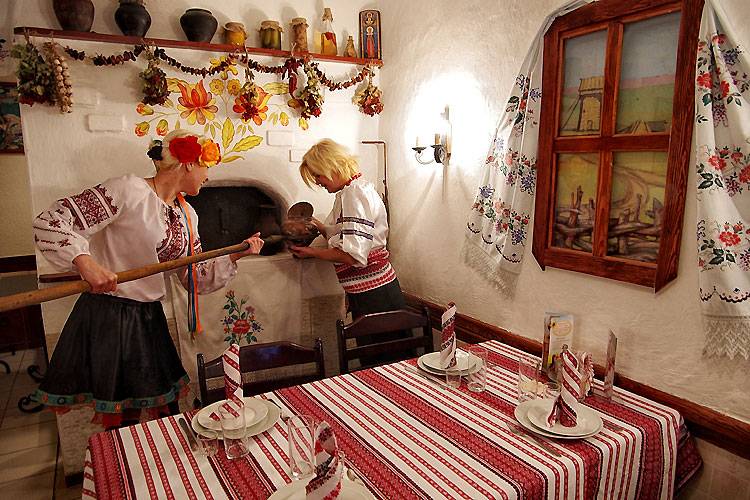 Оформлеям кухню в украинском стиле. украинский стиль в современной архитектуре стол в украинском стиле