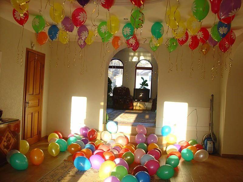 Как самостоятельно украсить шариками комнату: несколько идей для вдохновения