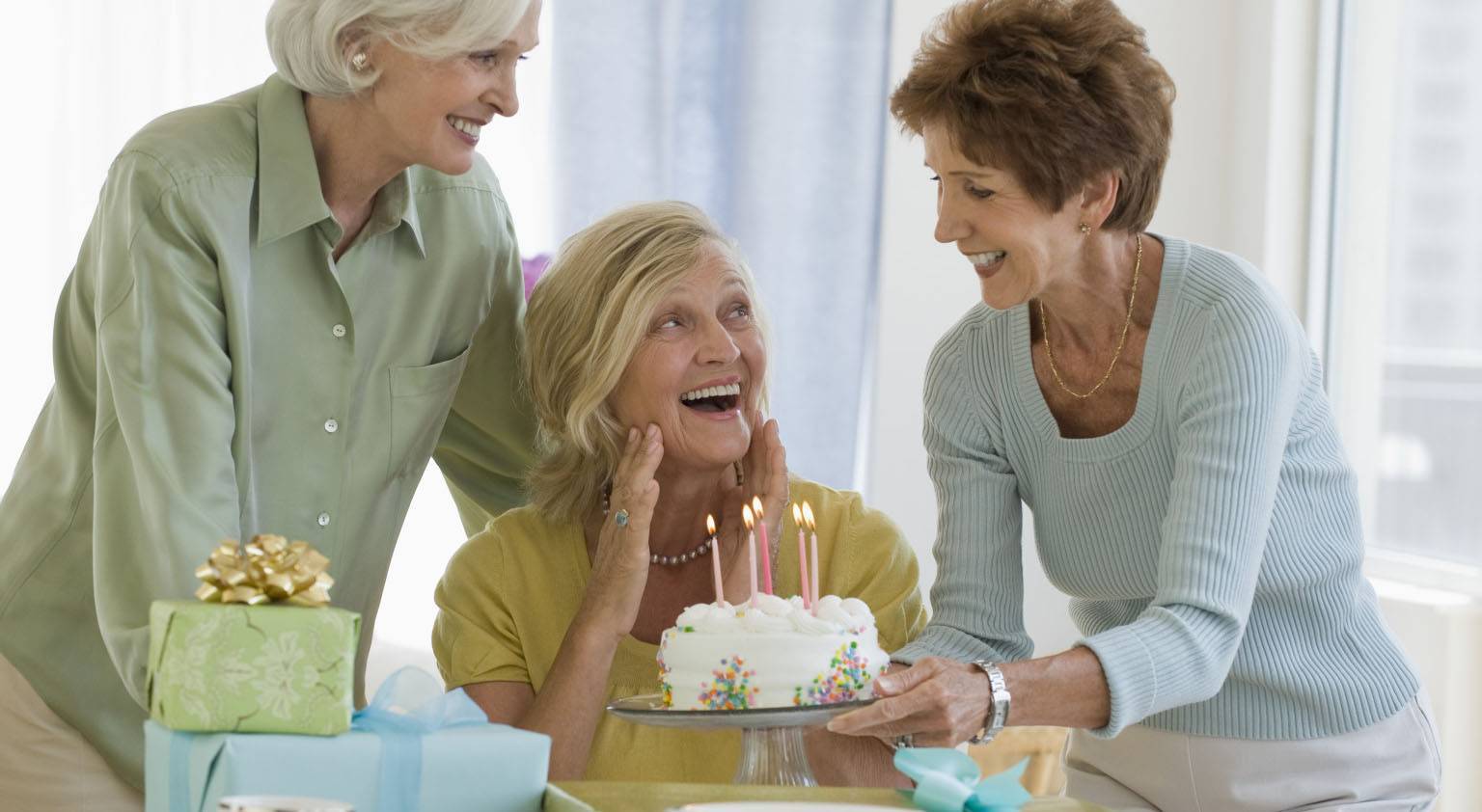 Роскошный возраст: что подарить женщине на 50 лет