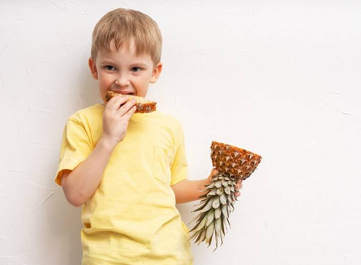 Когда можно начинать кормить ребенка ананасом?